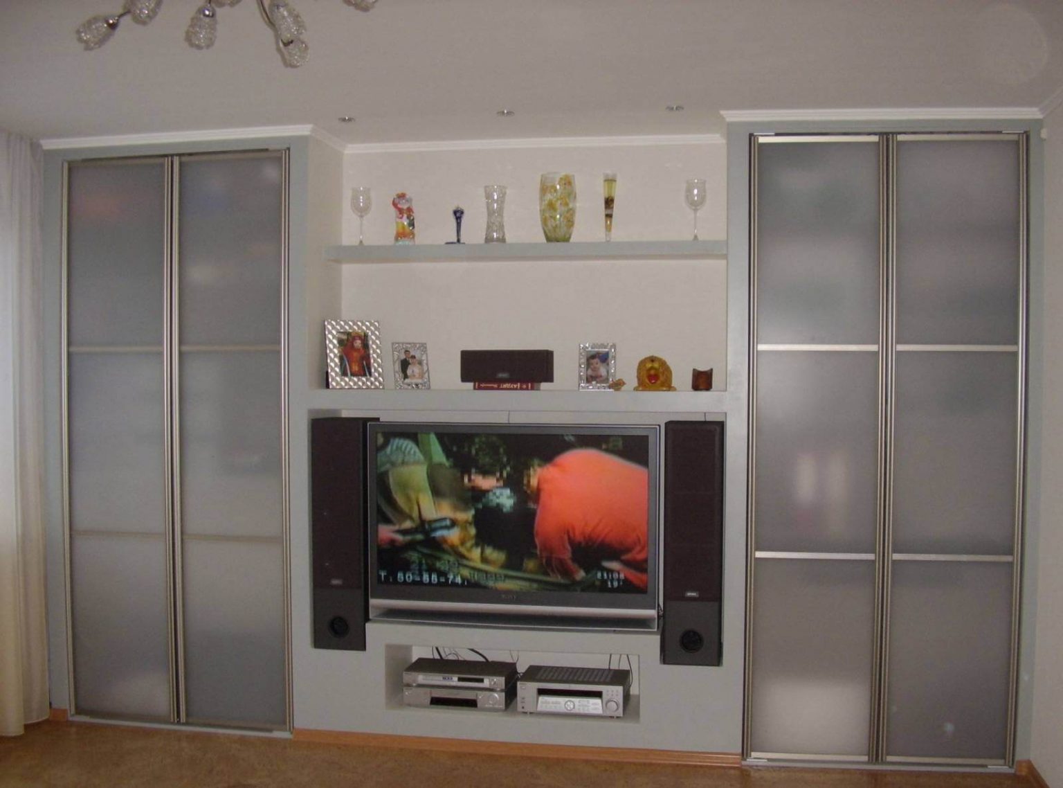Шкаф-купе с телевизором в гостиной